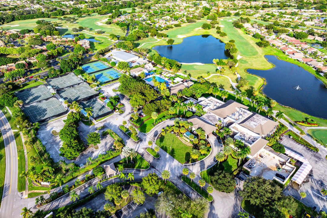 For Sale: $349,900 (2 beds, 2 baths, 1296 Square Feet)