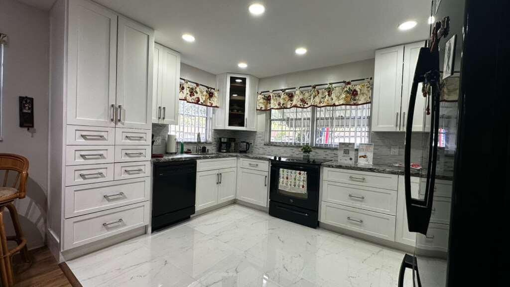 For Sale: $255,000 (2 beds, 2 baths, 980 Square Feet)