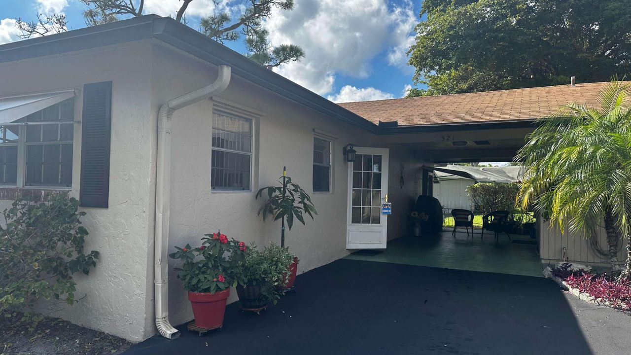 For Sale: $255,000 (2 beds, 2 baths, 980 Square Feet)