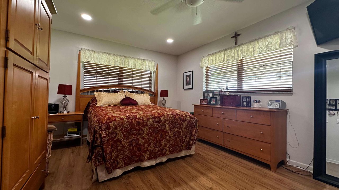 For Sale: $255,000 (2 beds, 2 baths, 980 Square Feet)