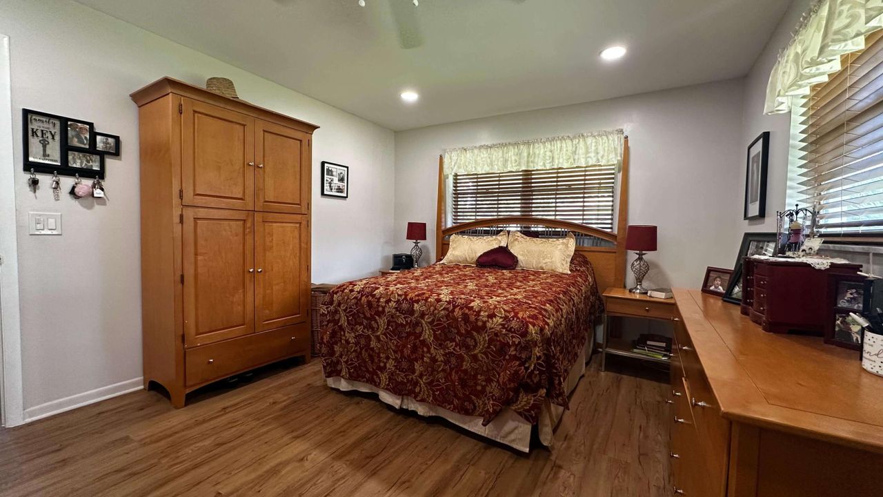 For Sale: $255,000 (2 beds, 2 baths, 980 Square Feet)