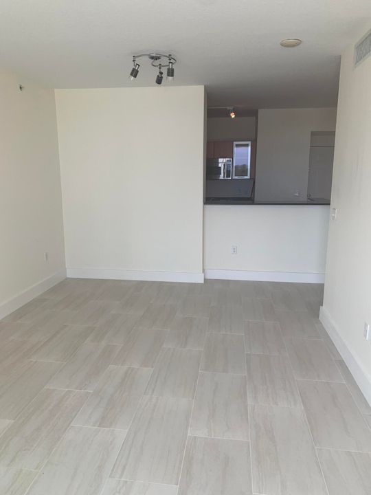 出租: $2,400 (1 贝兹, 1 浴室, 691 平方英尺)