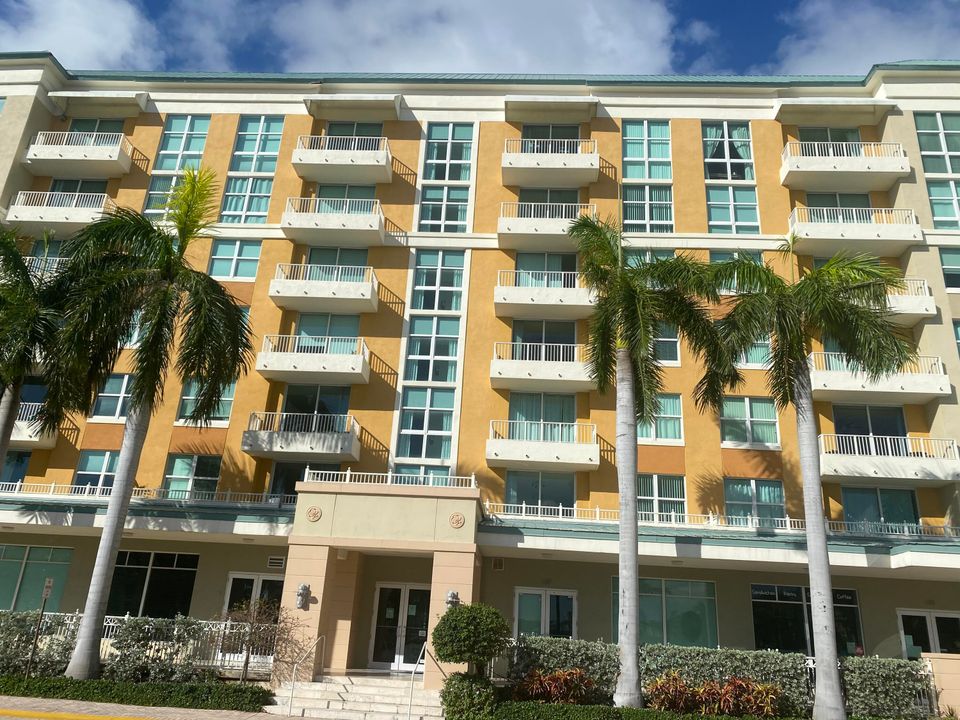 出租: $2,400 (1 贝兹, 1 浴室, 691 平方英尺)