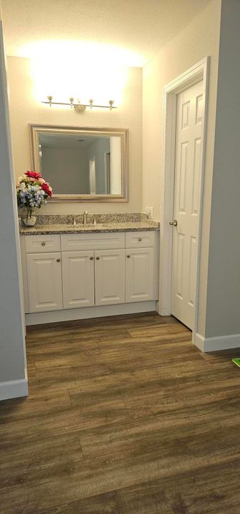 For Sale: $119,900 (1 beds, 1 baths, 946 Square Feet)