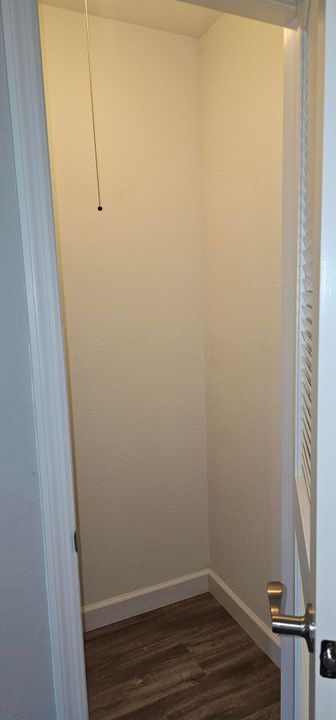 For Sale: $119,900 (1 beds, 1 baths, 946 Square Feet)