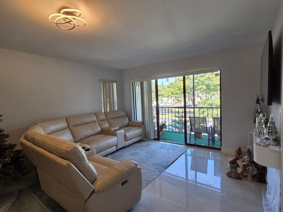 En Venta: $249,900 (2 camas, 2 baños, 1106 Pies cuadrados)