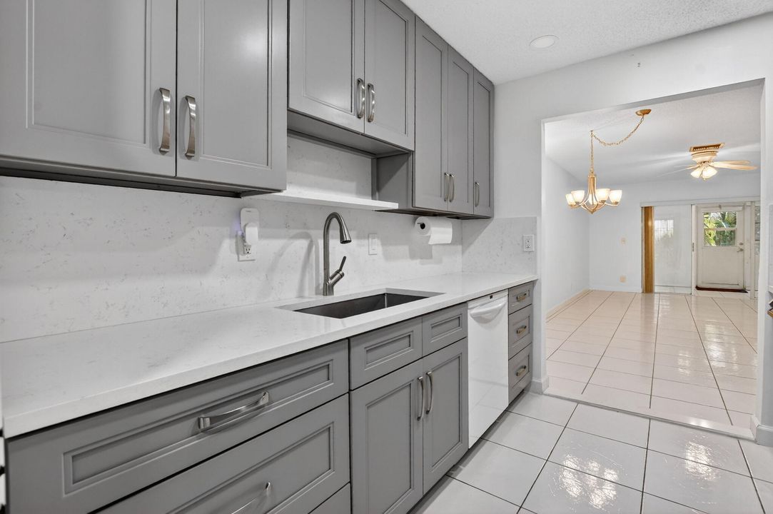 En Venta: $179,900 (2 camas, 2 baños, 989 Pies cuadrados)