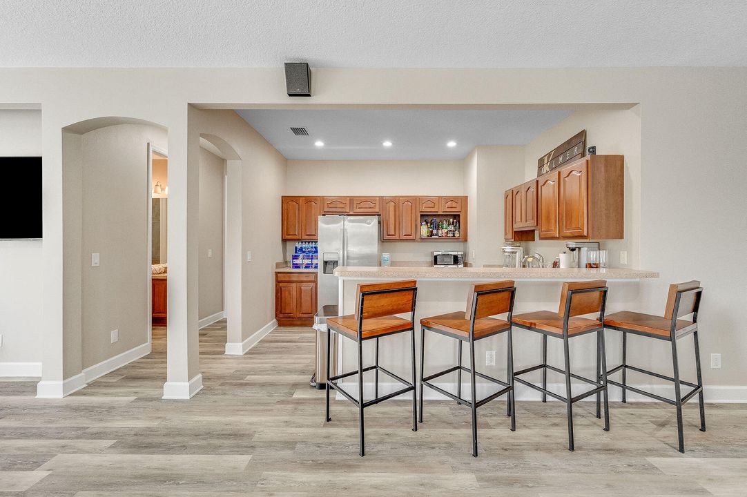 For Sale: $3,499,000 (6 beds, 6 baths, 7761 Square Feet)