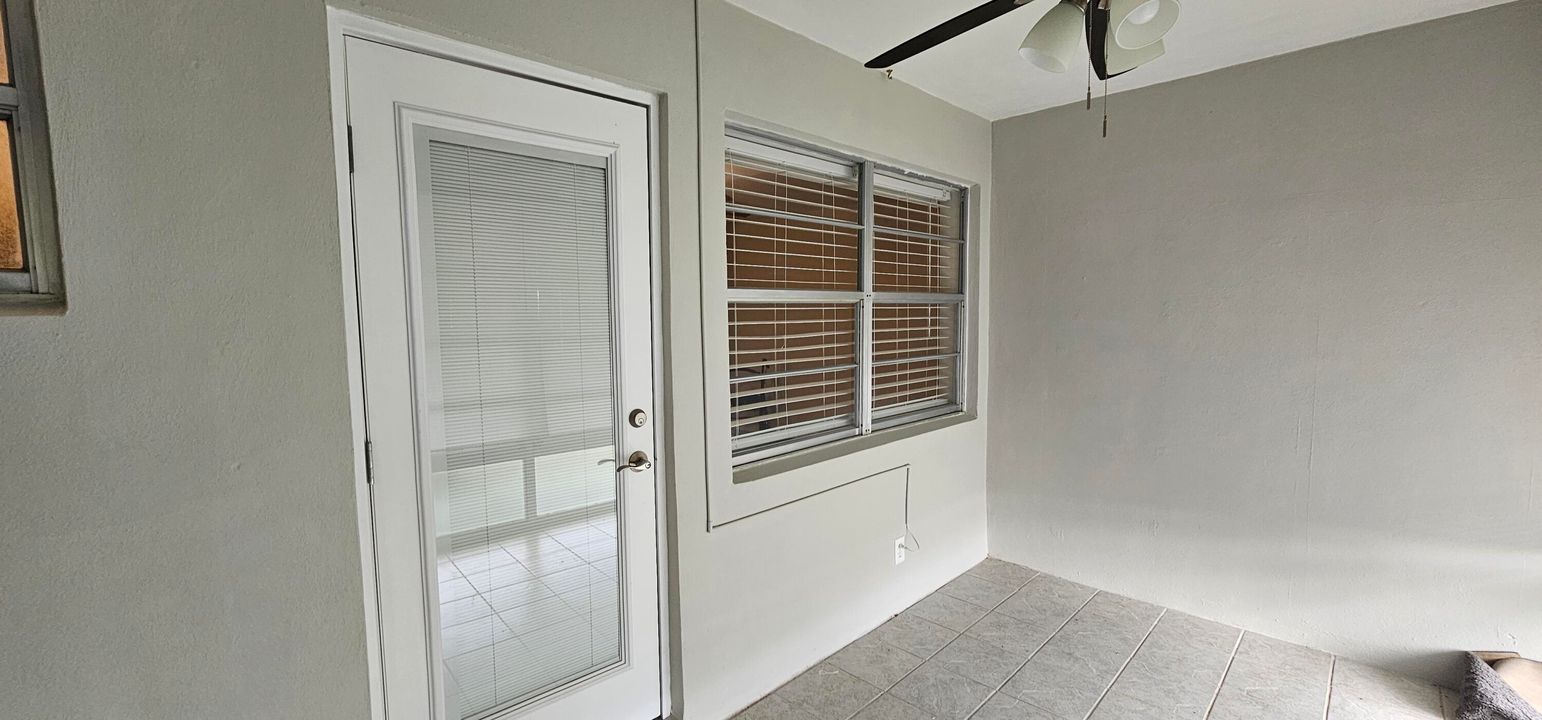 For Sale: $119,900 (1 beds, 1 baths, 946 Square Feet)