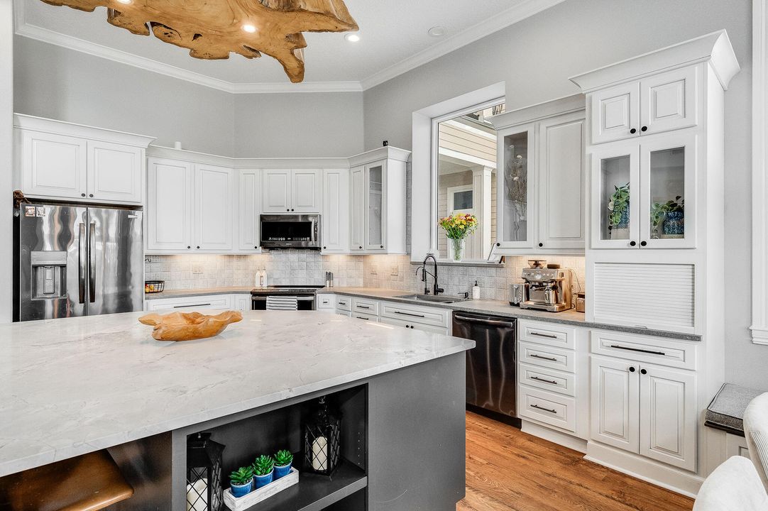 For Sale: $3,499,000 (6 beds, 6 baths, 7761 Square Feet)