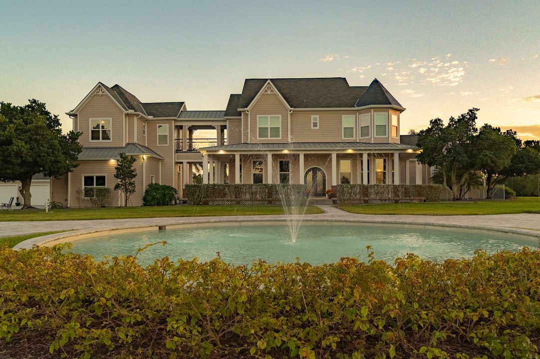 For Sale: $3,499,000 (6 beds, 6 baths, 7761 Square Feet)