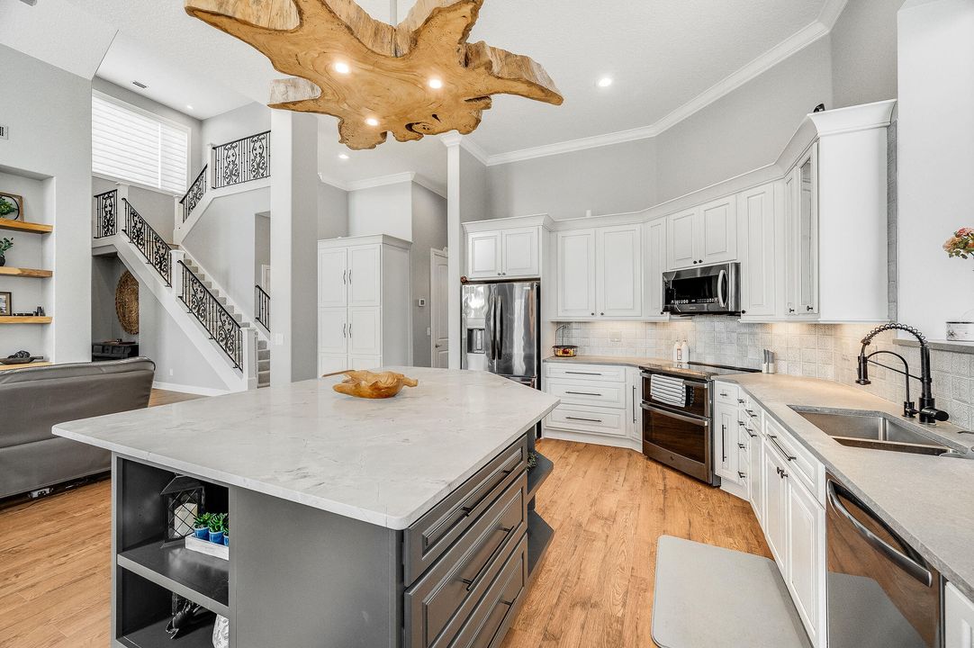 For Sale: $3,499,000 (6 beds, 6 baths, 7761 Square Feet)