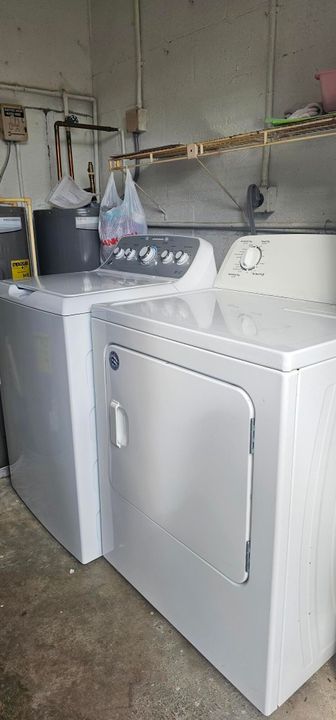 For Sale: $119,900 (1 beds, 1 baths, 946 Square Feet)