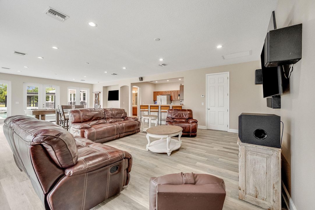 For Sale: $3,499,000 (6 beds, 6 baths, 7761 Square Feet)