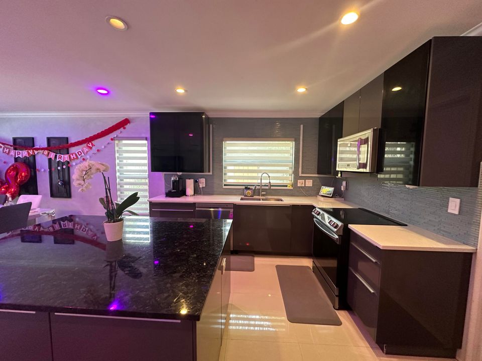 待售: $950,000 (3 贝兹, 2 浴室, 1624 平方英尺)