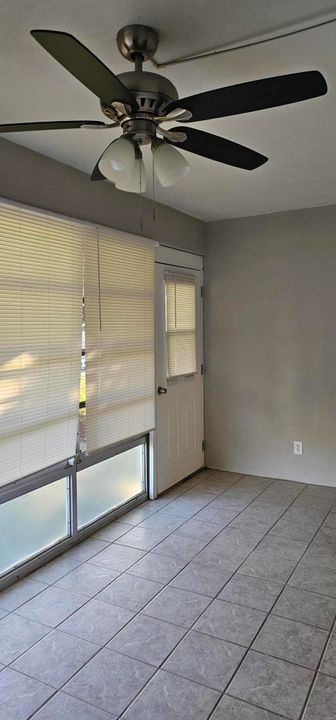 For Sale: $119,900 (1 beds, 1 baths, 946 Square Feet)