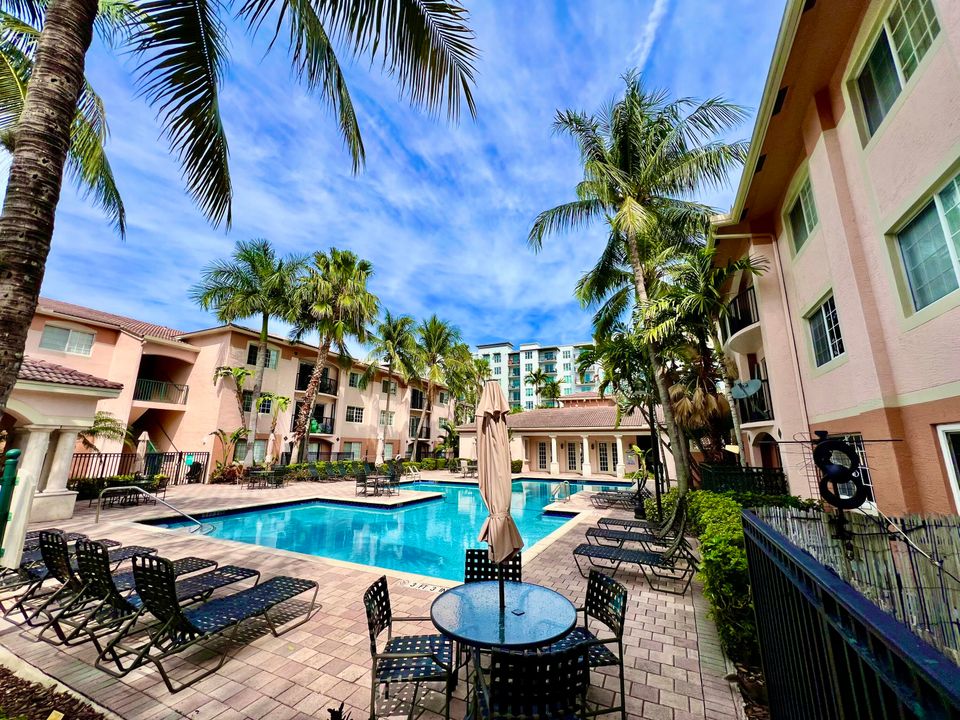 For Rent: $3,200 (2 beds, 2 baths, 1054 Square Feet)