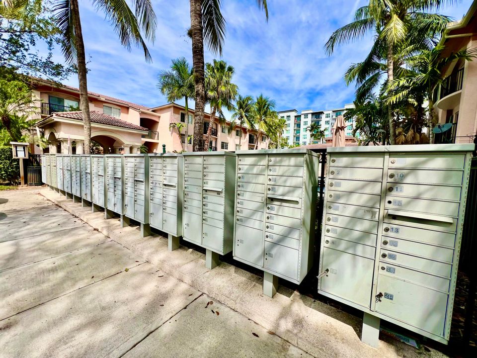 For Rent: $3,200 (2 beds, 2 baths, 1054 Square Feet)