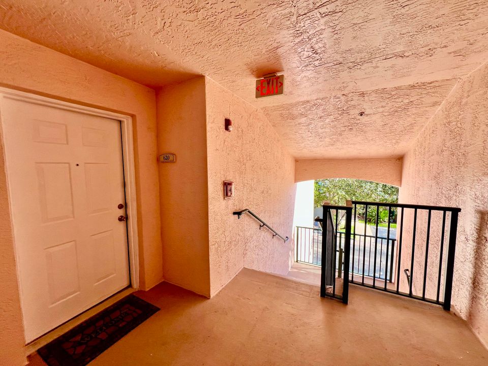 For Rent: $3,200 (2 beds, 2 baths, 1054 Square Feet)