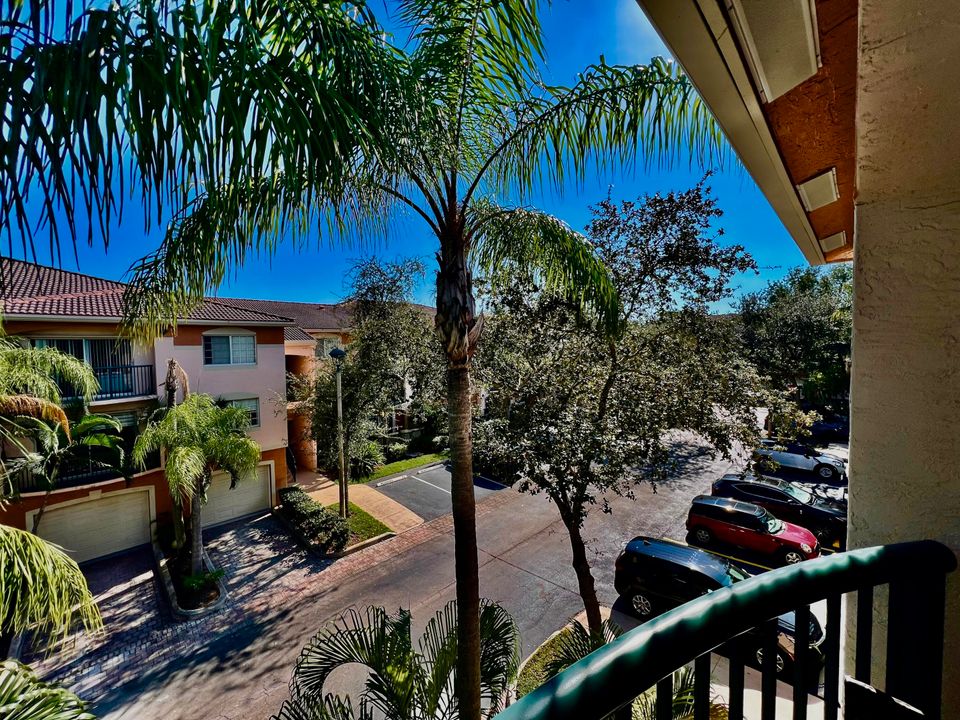 For Rent: $3,200 (2 beds, 2 baths, 1054 Square Feet)