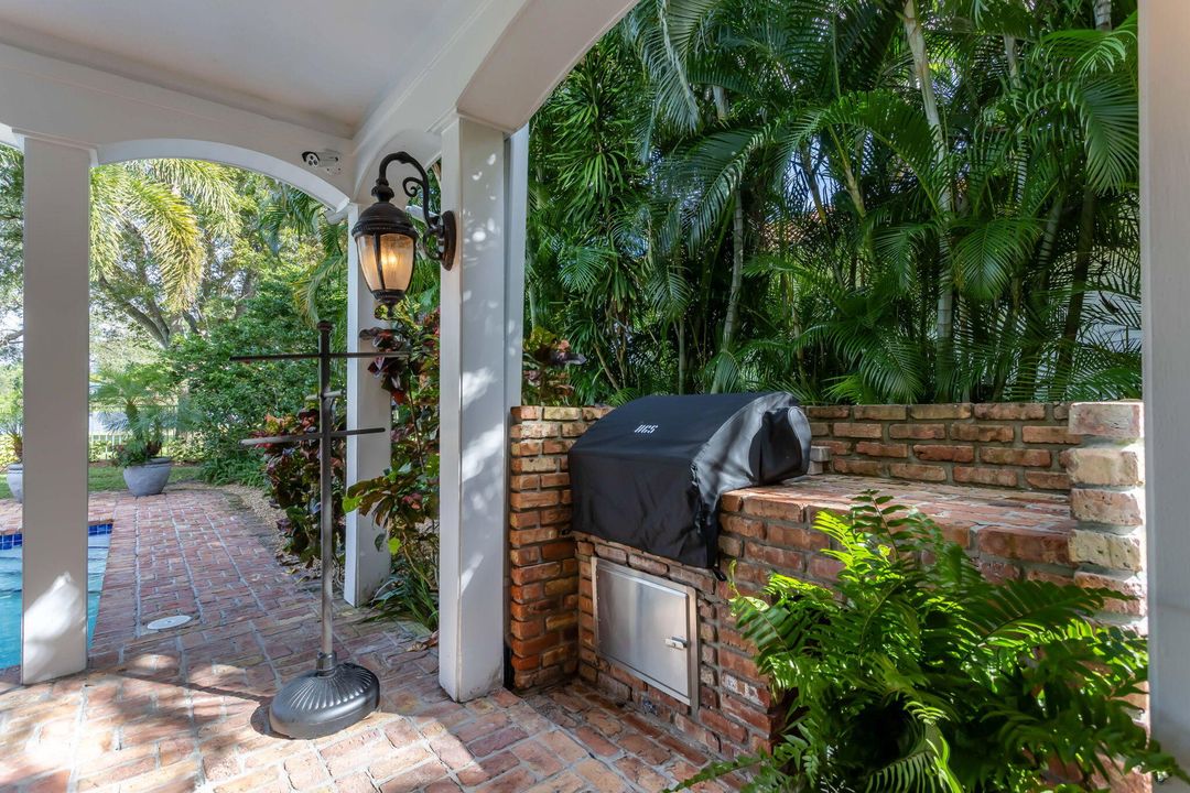 For Sale: $4,995,000 (5 beds, 6 baths, 7654 Square Feet)