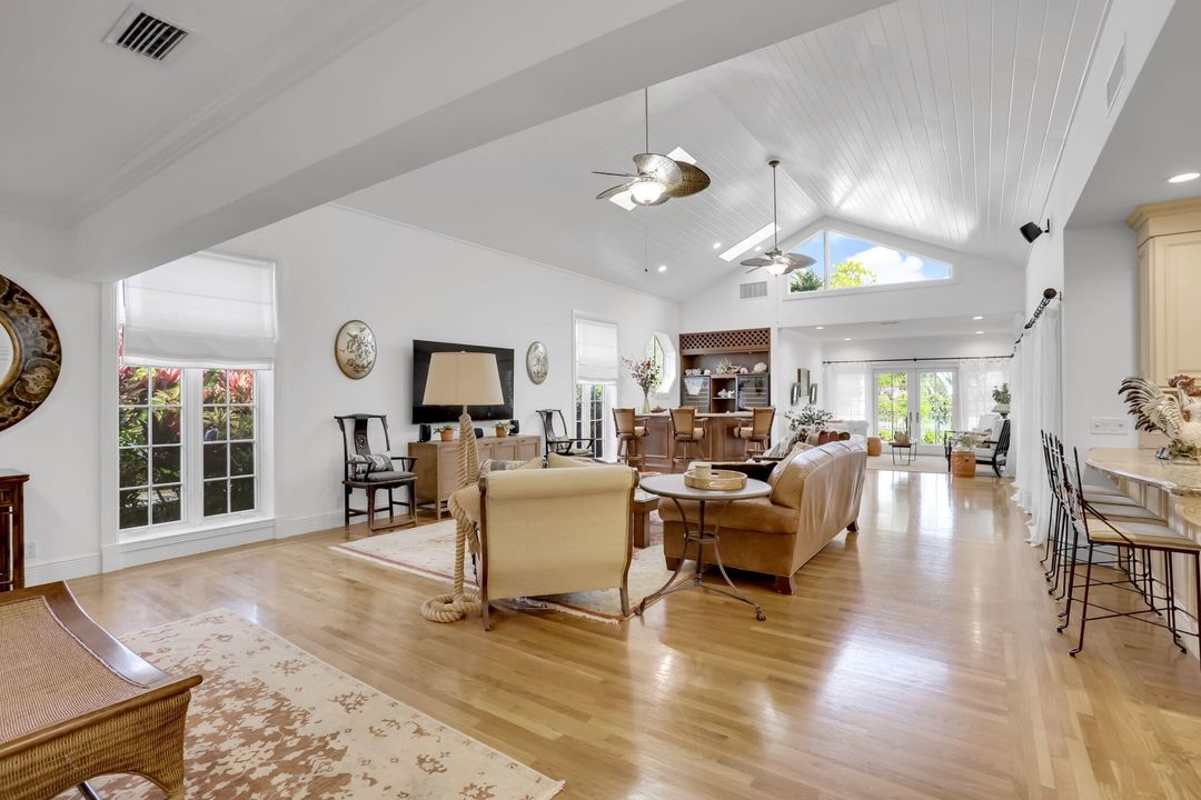 For Sale: $4,995,000 (5 beds, 6 baths, 7654 Square Feet)