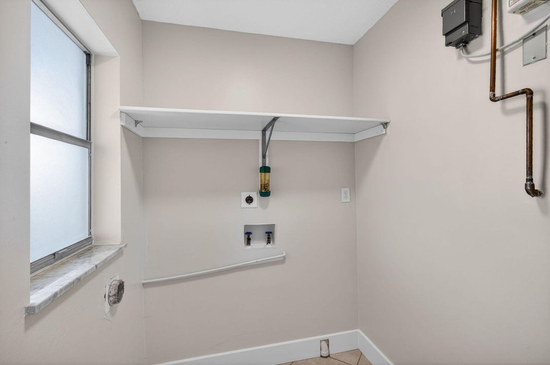 出租: $1,600 (2 贝兹, 1 浴室, 900 平方英尺)