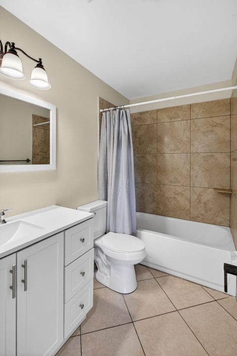 出租: $1,600 (2 贝兹, 1 浴室, 900 平方英尺)