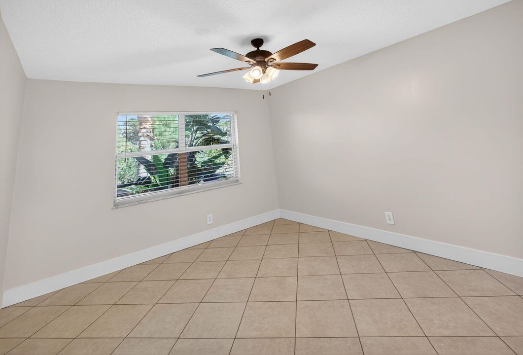 出租: $1,600 (2 贝兹, 1 浴室, 900 平方英尺)