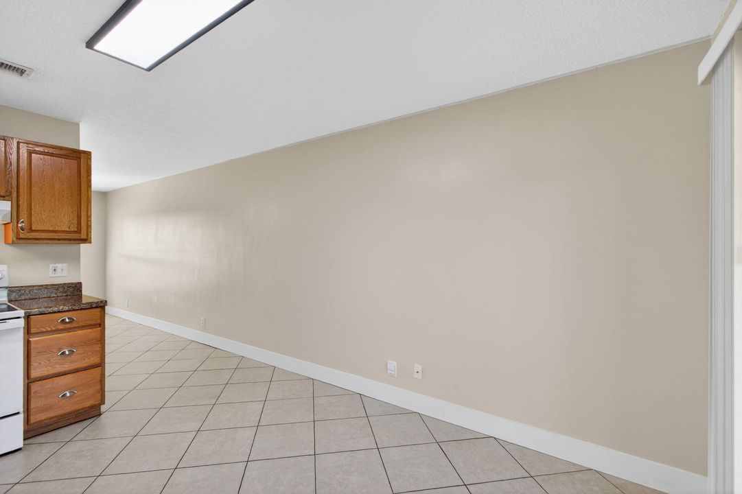 出租: $1,600 (2 贝兹, 1 浴室, 900 平方英尺)