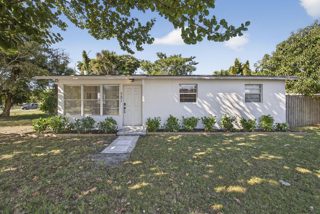 На продажу: $375,000 (3 спален, 1 ванн, 791 Квадратных фут)