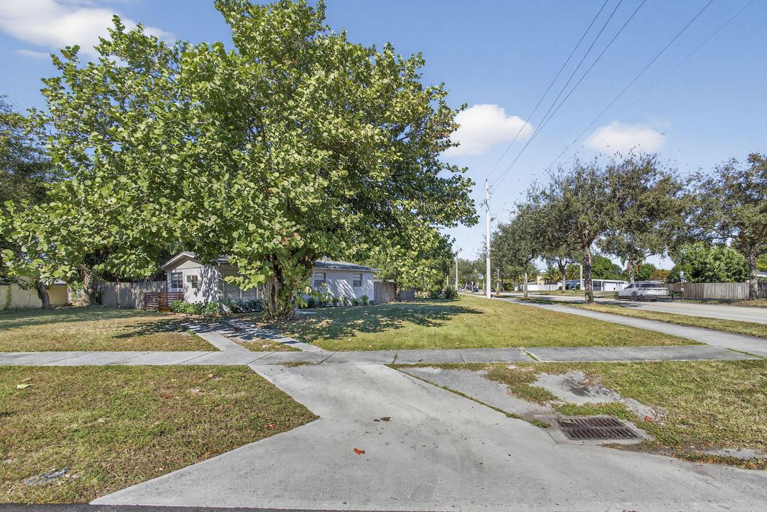 На продажу: $375,000 (3 спален, 1 ванн, 791 Квадратных фут)