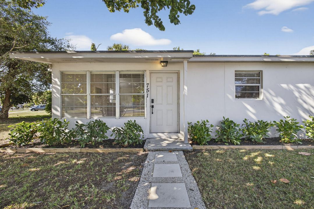 На продажу: $375,000 (3 спален, 1 ванн, 791 Квадратных фут)