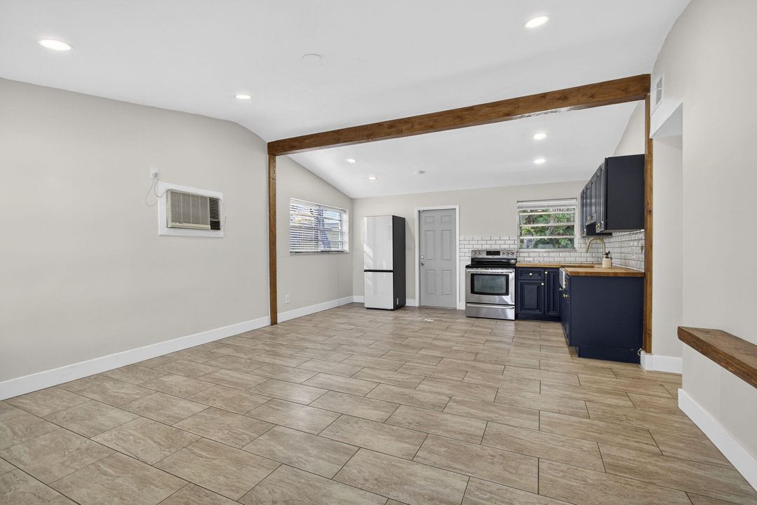 На продажу: $375,000 (3 спален, 1 ванн, 791 Квадратных фут)