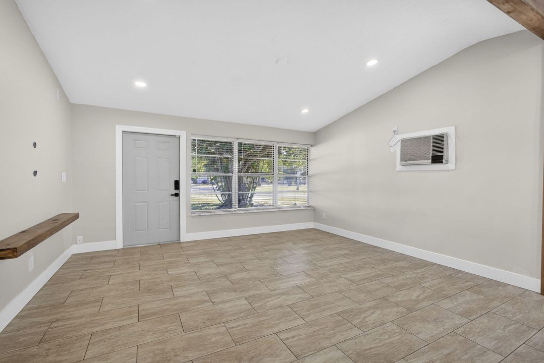 На продажу: $375,000 (3 спален, 1 ванн, 791 Квадратных фут)