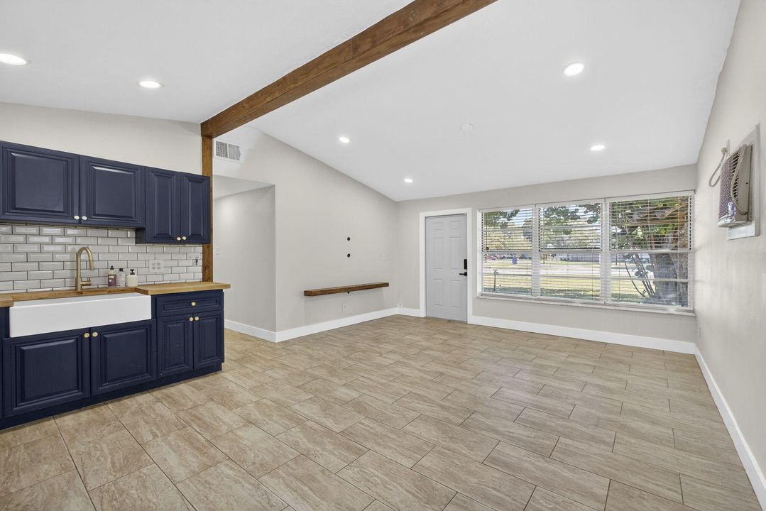 На продажу: $375,000 (3 спален, 1 ванн, 791 Квадратных фут)