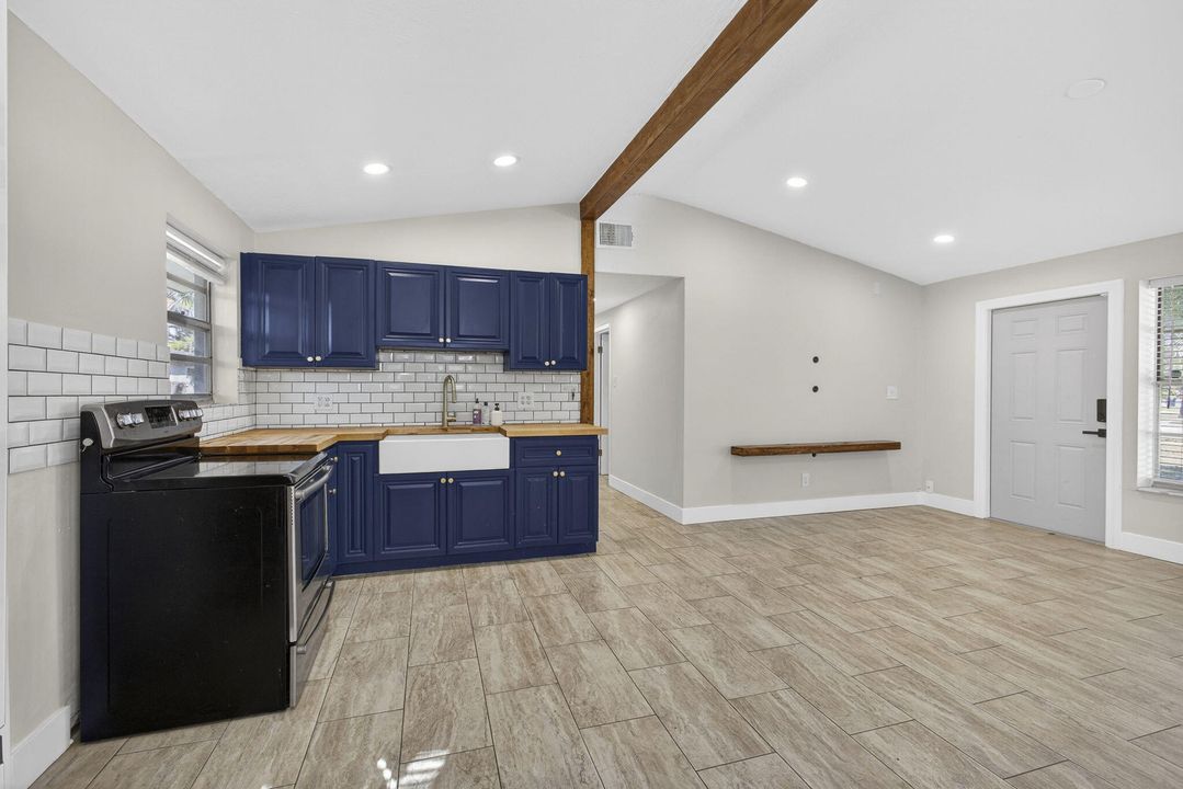 На продажу: $375,000 (3 спален, 1 ванн, 791 Квадратных фут)