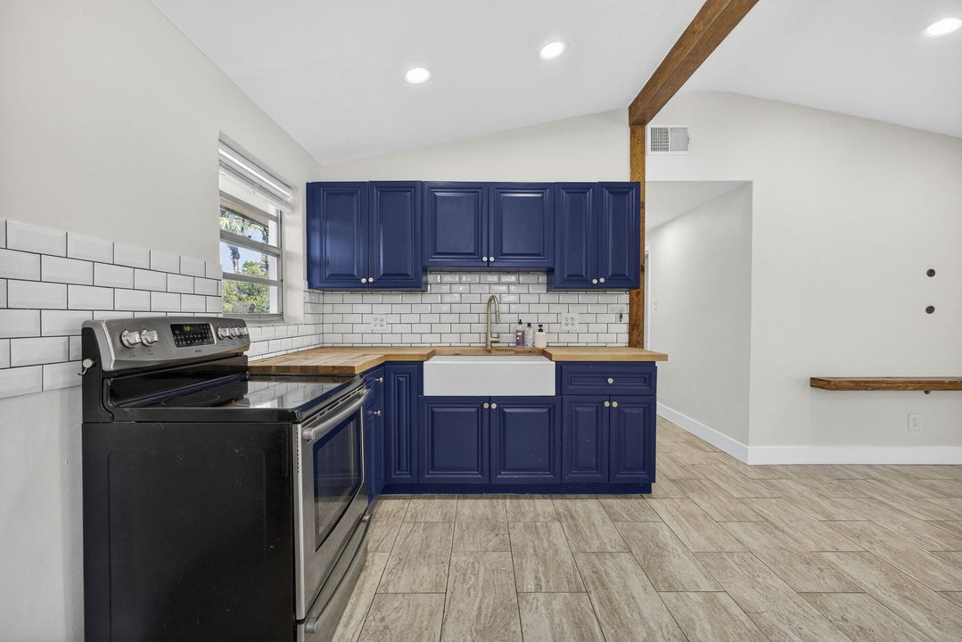 На продажу: $375,000 (3 спален, 1 ванн, 791 Квадратных фут)