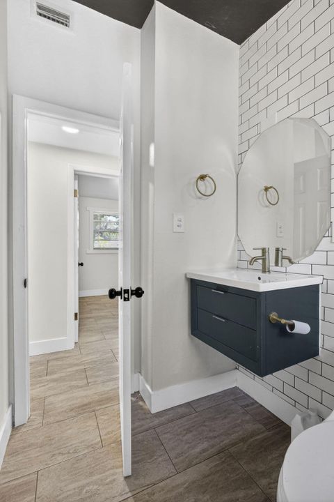 На продажу: $375,000 (3 спален, 1 ванн, 791 Квадратных фут)