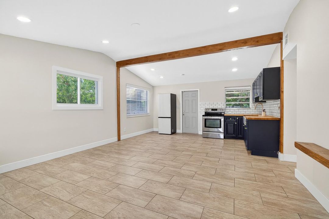 На продажу: $375,000 (3 спален, 1 ванн, 791 Квадратных фут)