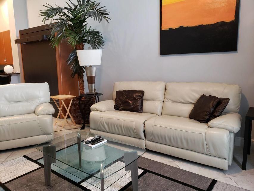 For Sale: $695,000 (1 beds, 1 baths, 959 Square Feet)