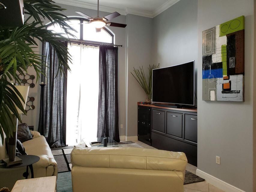 For Sale: $695,000 (1 beds, 1 baths, 959 Square Feet)