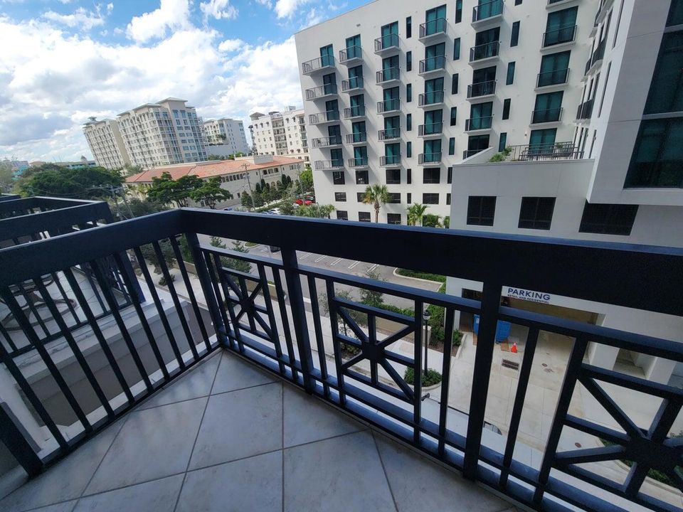 For Sale: $695,000 (1 beds, 1 baths, 959 Square Feet)
