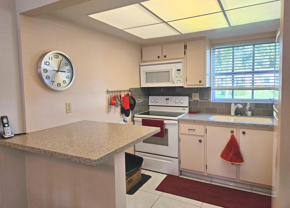 待售: $114,900 (1 贝兹, 1 浴室, 611 平方英尺)