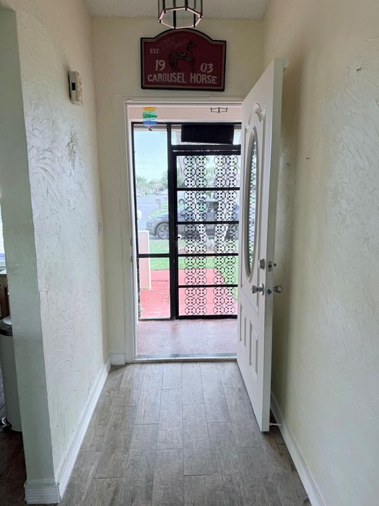 For Sale: $259,900 (2 beds, 2 baths, 1169 Square Feet)