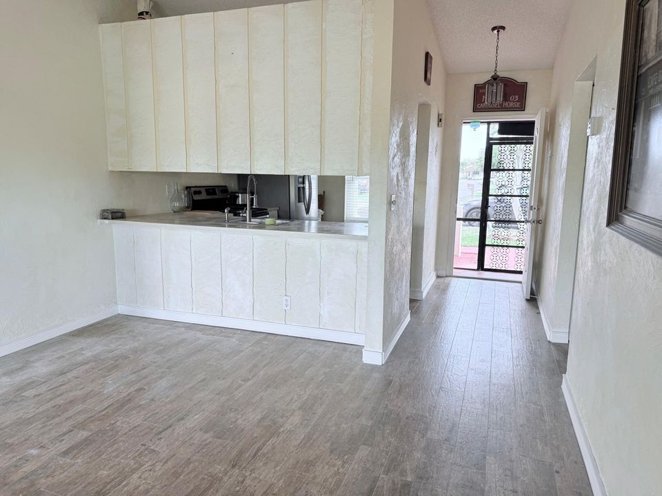 For Sale: $259,900 (2 beds, 2 baths, 1169 Square Feet)