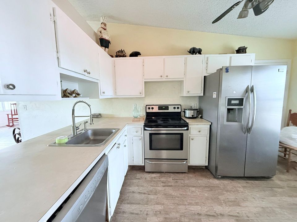 For Sale: $259,900 (2 beds, 2 baths, 1169 Square Feet)