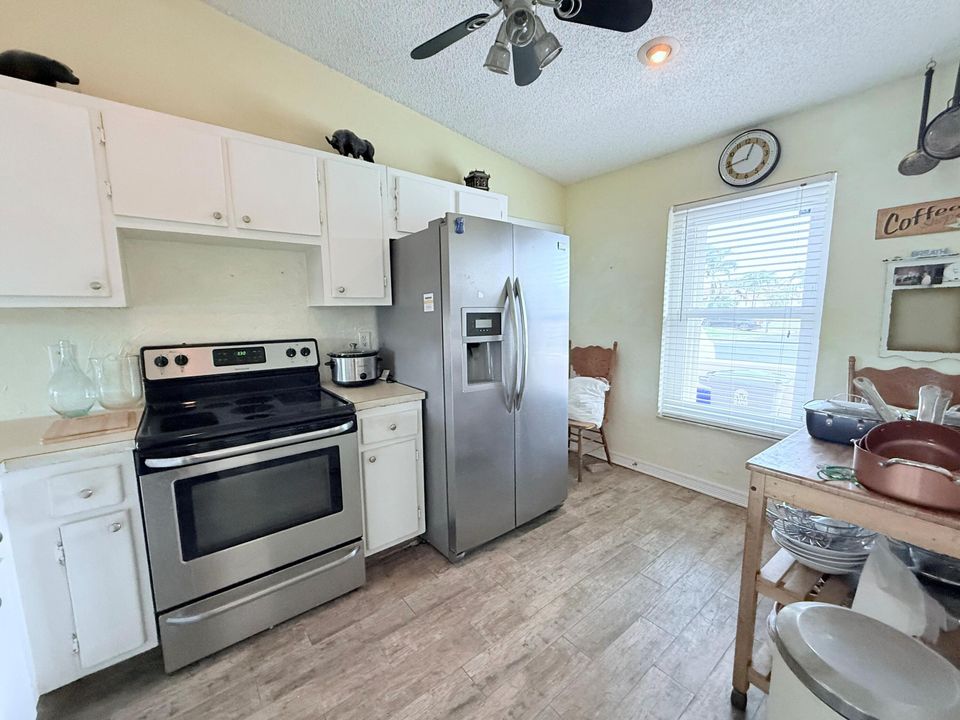 For Sale: $259,900 (2 beds, 2 baths, 1169 Square Feet)