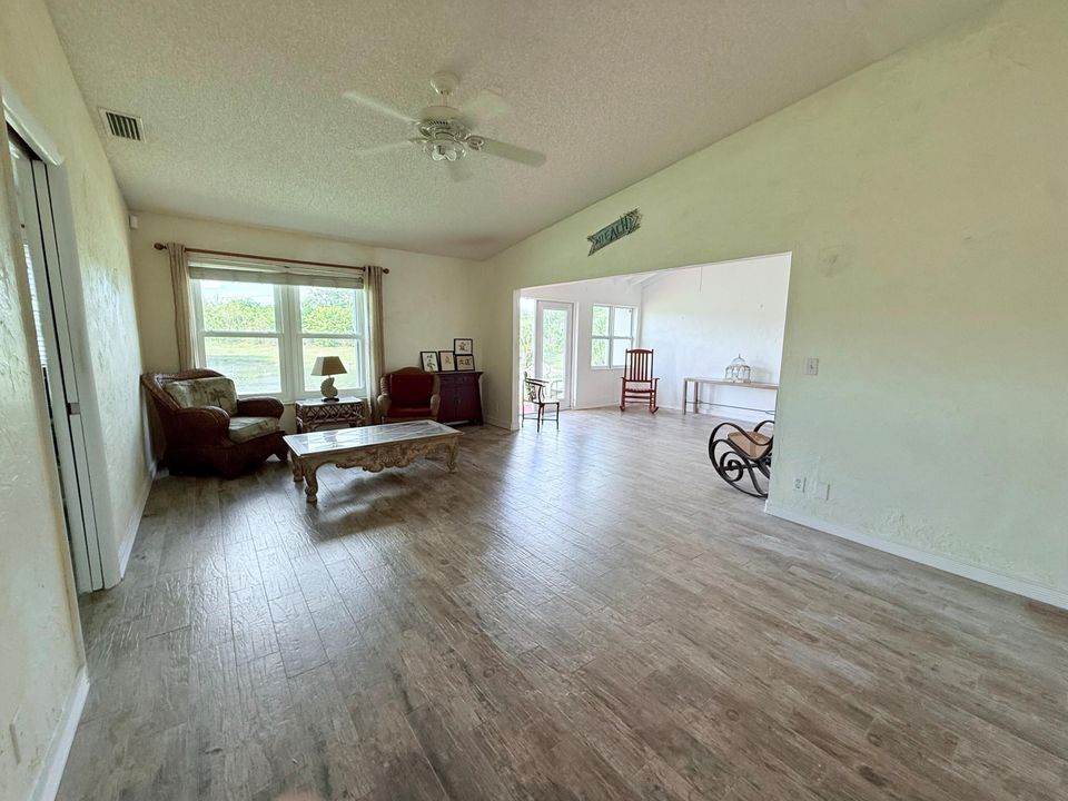 For Sale: $259,900 (2 beds, 2 baths, 1169 Square Feet)