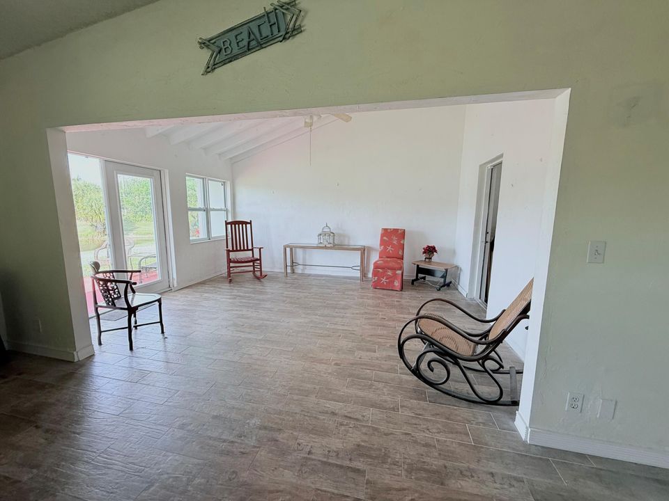 For Sale: $259,900 (2 beds, 2 baths, 1169 Square Feet)